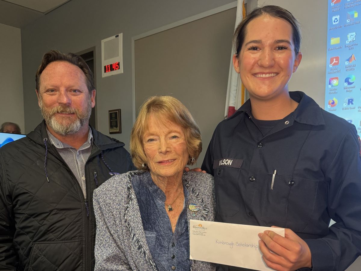 Jim Kimbrough (son), Pauline Kimbrough (widow) and Kaia Wilson (recipient)